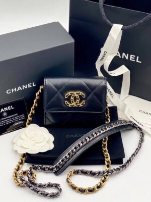 Chanel card holder with chain. holo 30