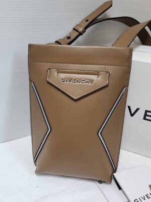 Givenchy Antigona phone pouch สีเบจเข้ม