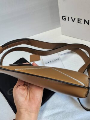 Givenchy Antigona phone pouch สีเบจเข้ม