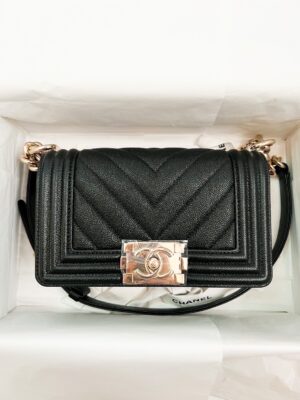 🎊🎊Like very very new Chanel Boy 8” Chevron Caviar Microship