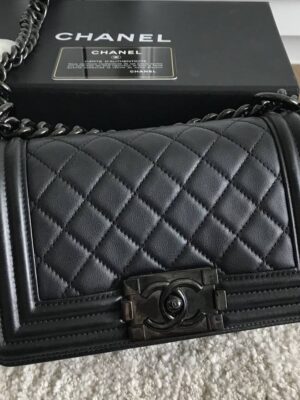 🎁Good condition Chanel Boy 8 So Black Calfskin holo 25