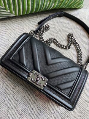 🔥Very like new🔥 Chanel Boy 10 in Chevron Calf Skin Holo28 Shiny So Black HW