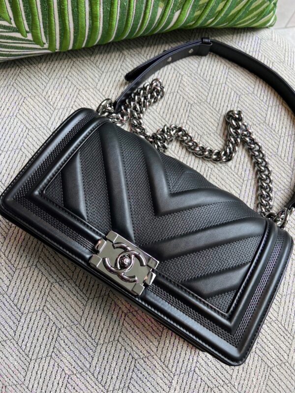 Chanel Boy 10