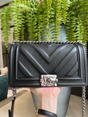 🔥Very like new🔥 Chanel Boy 10 in Chevron Calf Skin Holo28 Shiny So Black HW