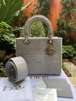 Used in good condition Dior Lady Medium Y20