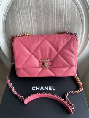 Like new Chanel 19 holo30 in Pink