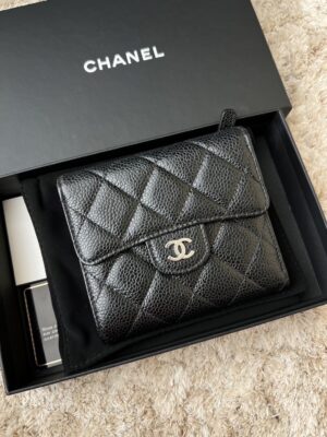 Like new Chanel Tri-fold Caviar SHW holo28