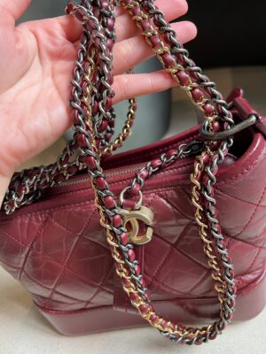 ❤️‍🔥Used good condition Chanel Gabrielle small size in burgundy holo25