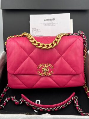Used once ‼️‼️ Chanel 19 Shocking Pink ghw goat skin holo30 size26