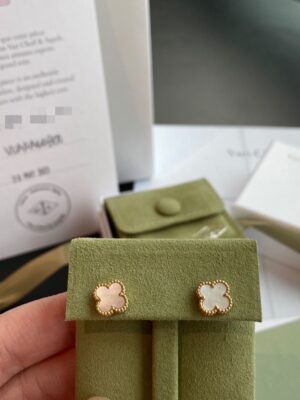 New Sweet Alhambra earstuds 18K yellow gold, Mother-of-pearl