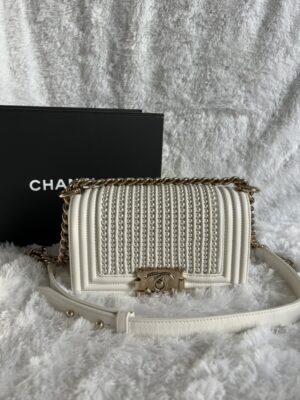 Used like new chanel boy 8 holo 28