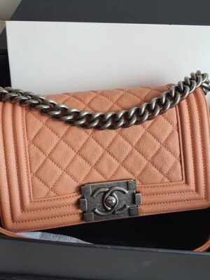 Used in very good condition Chanel Boy salmon caviar 8 rhw holo26