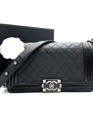 Used in good condition Chanel boy 10 black goat skin ขอบนอกเป็น patent holo 21