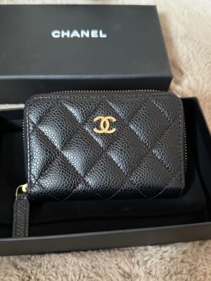 Used in very good condition Chanel zippy cardholder ghw holo30