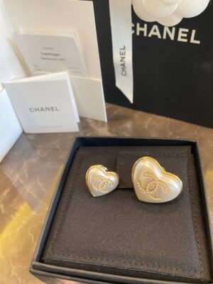 New Chanel Brooches set of 2 heart shaped white pearl ghw