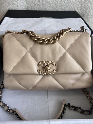 Kept unused chanel19 size26 beige lambskin microchip