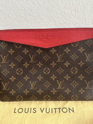 Used lv pouch daily ปี 18