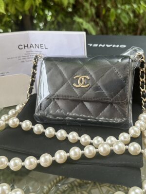 Used like new Chanel card XL with pearl chains lghw holo31