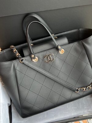 🌟Very like new🌟 Chanel Tote Seasonal Calfskin holo27 lghw 👜👜